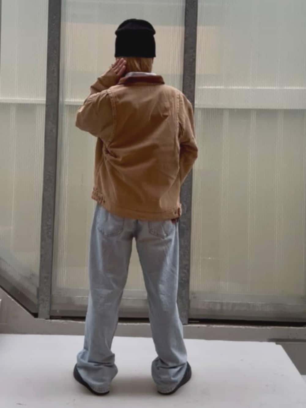 ブルー系のデニムパンツ、ブルー系のシャツ/ブラウス、ベージュ系のブルゾンを着用したメンズの秋コーディネートの2枚目の写真