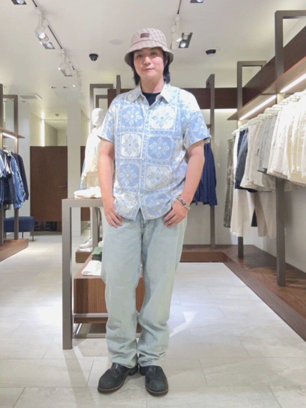 ブルー系のデニムパンツ、ブルー系のシャツ/ブラウス、ベージュ系のハットを着用したメンズの夏コーディネートの4枚目の写真