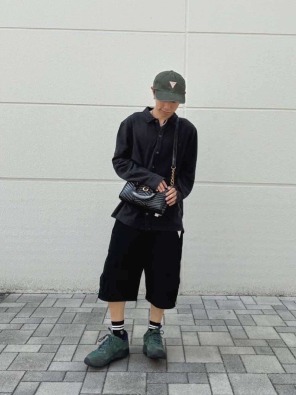 ブラック系のハンドバッグを着用したメンズの秋コーディネートの4枚目の写真