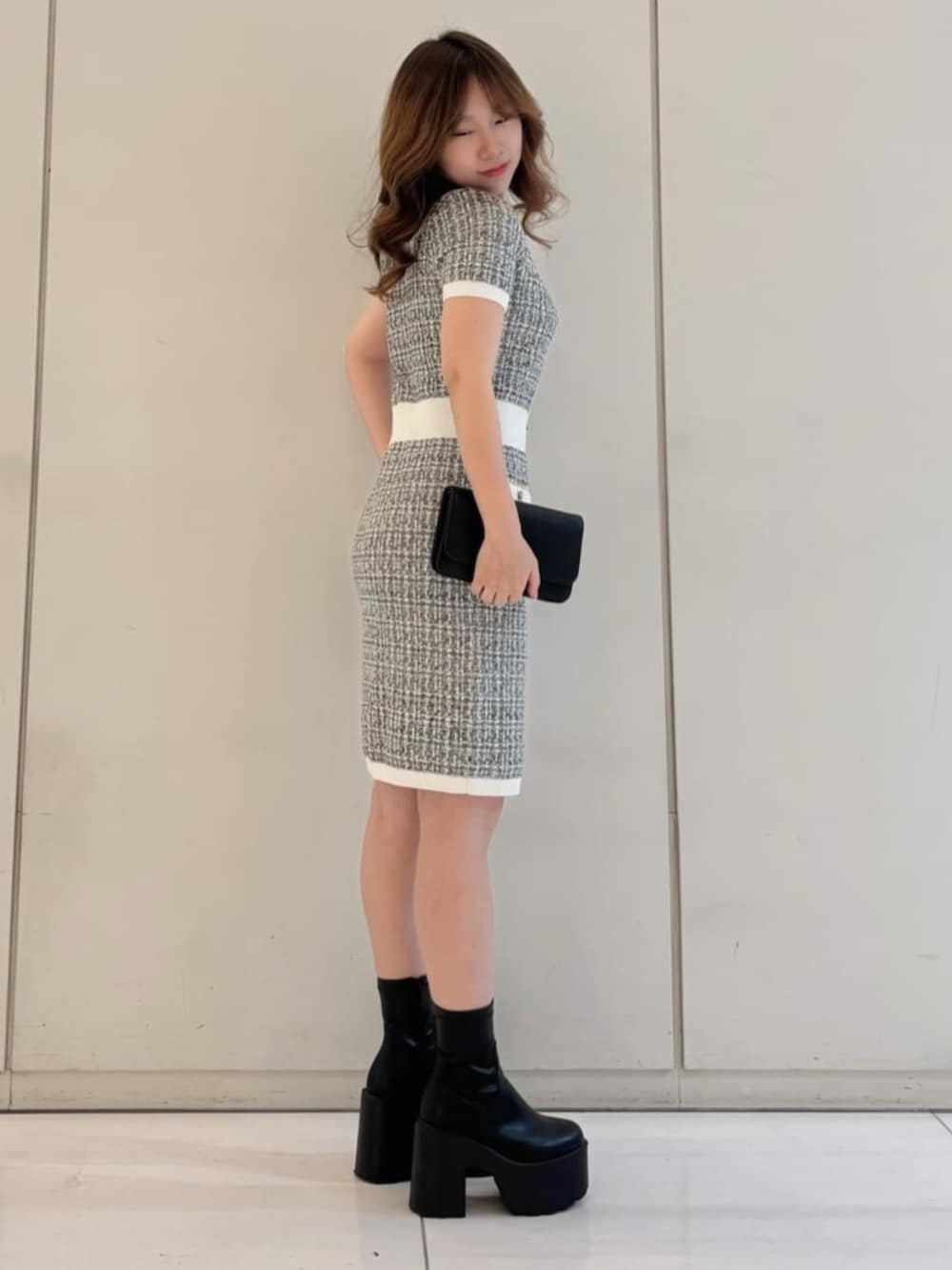 ブラック系のショルダーバッグ、ブラック系のワンピースを着用したレディースの春コーディネートの3枚目の写真