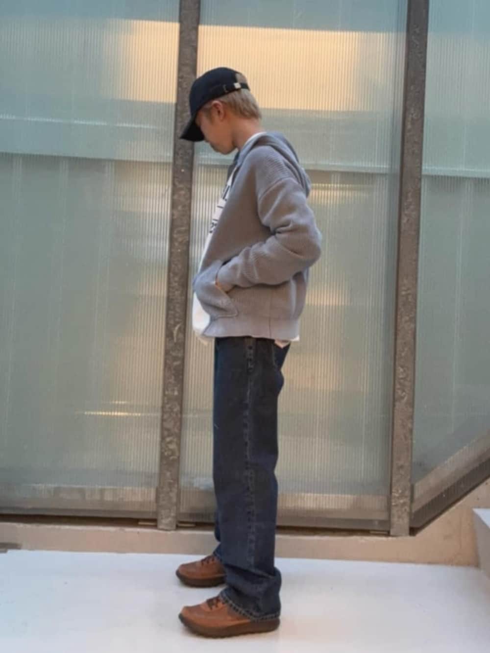 ホワイト系のスウェット、ブルー系のデニムパンツ、ブルー系のパーカーを着用したメンズの冬コーディネートの3枚目の写真