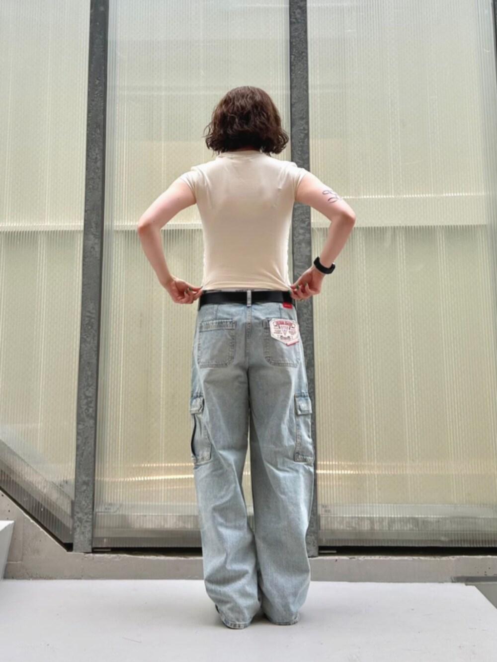 ブルー系のデニムパンツ、ホワイト系のTシャツ/カットソー、グレー系のショーツを着用したレディースの秋コーディネートの2枚目の写真