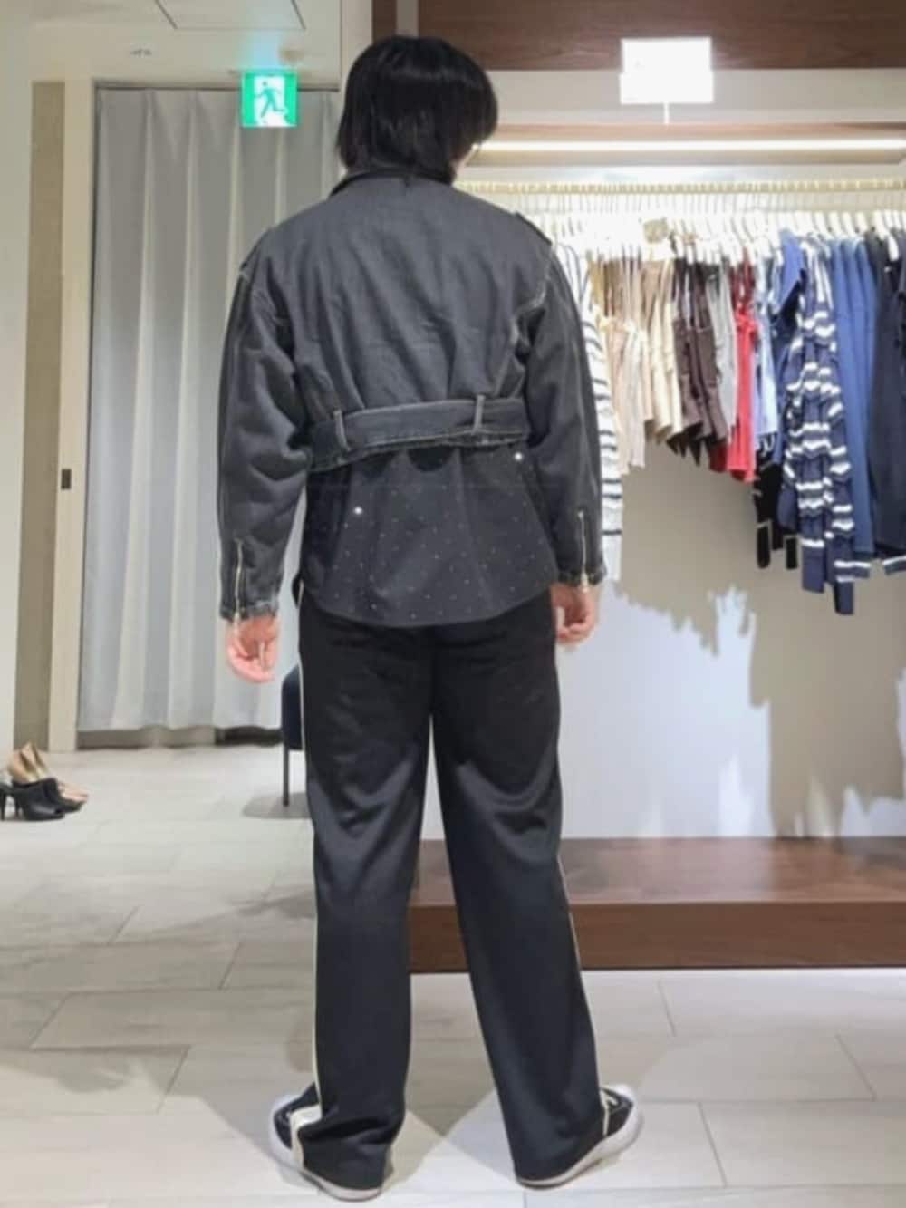 「GUESS、guess、メンズファッション、大人カジュアル、モノトーン、スポーツミックス、お出かけコーデ、ブラックコーデ、シャツスタイル、シャツ、スウェットパンツ、ラインパンツ」｜「GuessのCASTORE Pant スウェットパンツ（スウェットパンツ、ブラック系）」を使った、GUESS JAPANさん（メンズ・178cm）の夏コーディネートの2枚目の写真