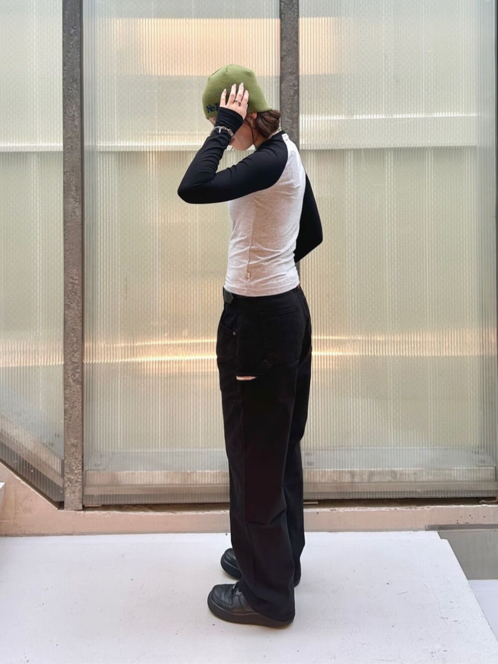 グレー系のTシャツ/カットソー、ブラック系のカーゴパンツを着用したレディースの秋コーディネートの3枚目の写真