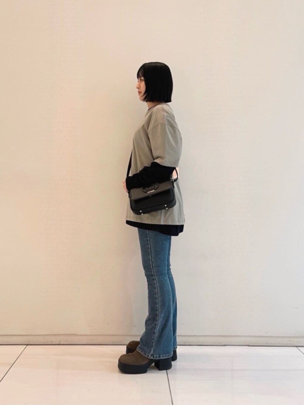 ブルー系のデニムパンツ、グリーン系のTシャツ/カットソー、ブラック系のTシャツ/カットソーを着用したレディースの冬コーディネートの3枚目の写真