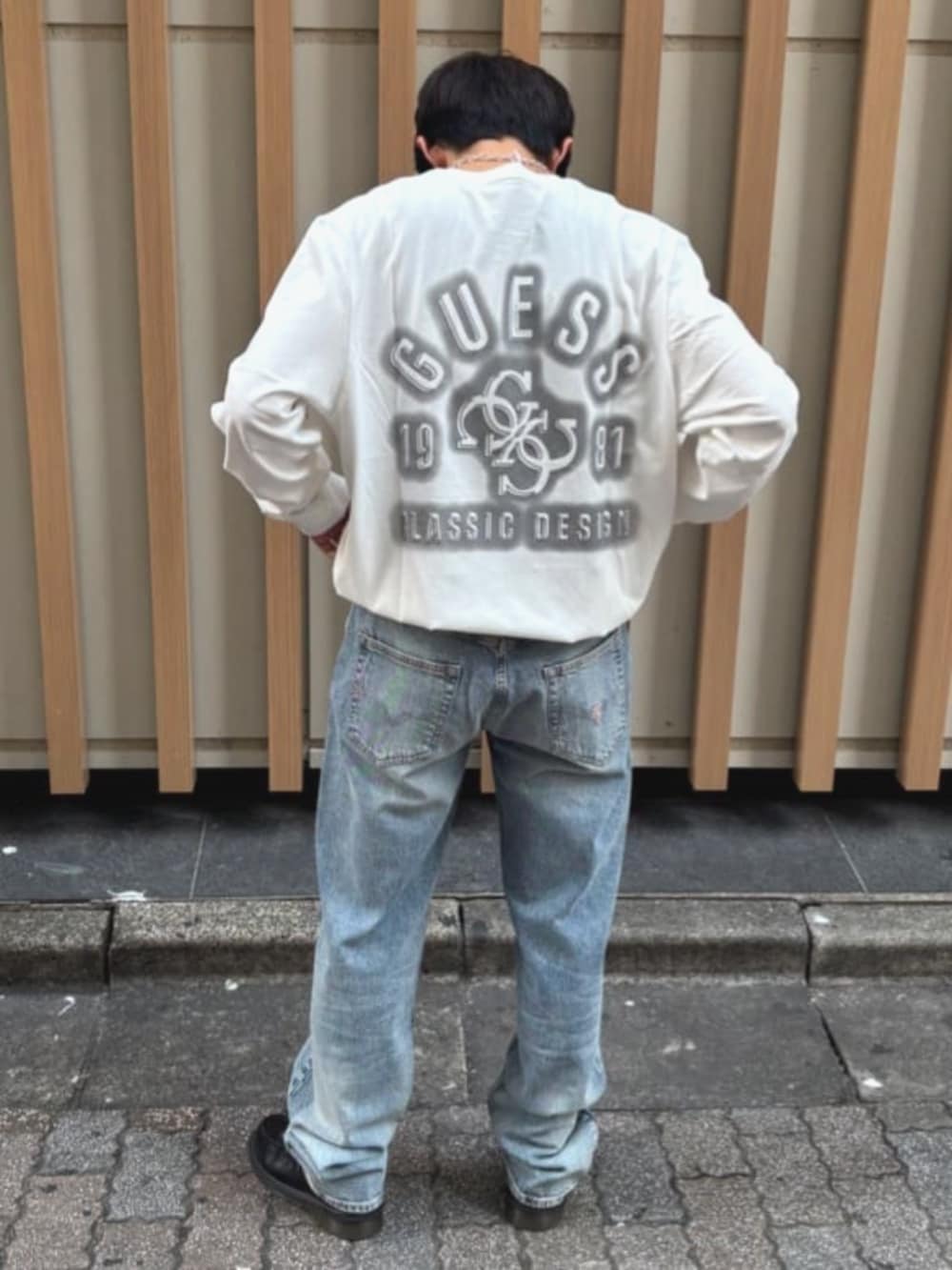 ブルー系のデニムパンツ、その他のTシャツ/カットソーを着用したメンズの夏コーディネートの2枚目の写真