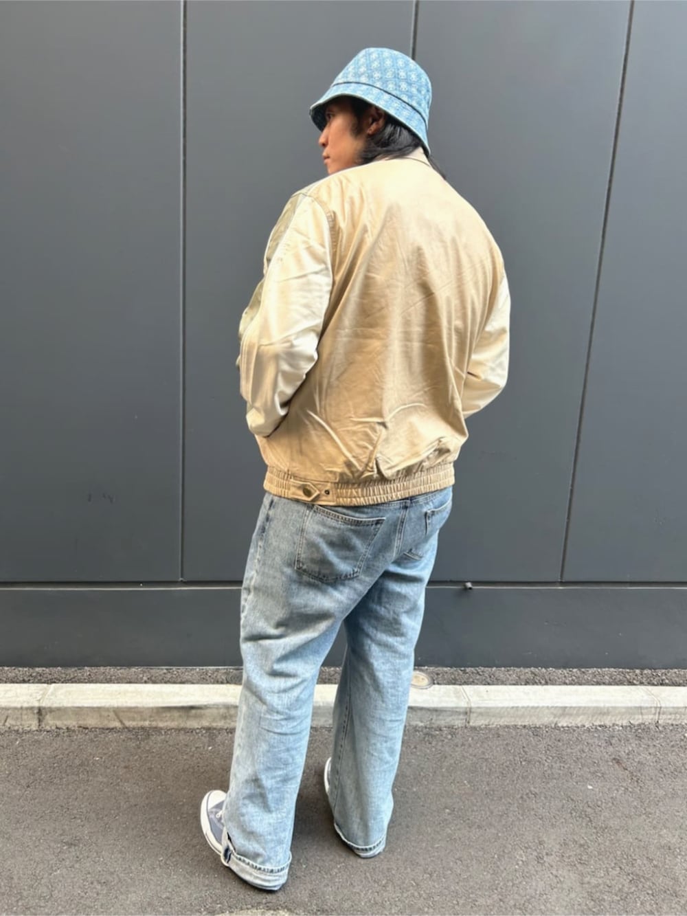 ブルー系のデニムパンツ、ベージュ系のその他アウター、ブルー系のスウェットを着用したメンズの秋コーディネートの2枚目の写真