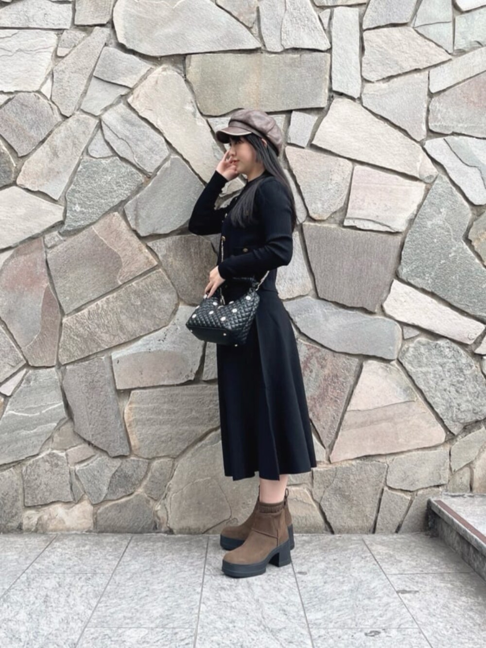 ブラック系のショルダーバッグ、ブラック系のカーディガン/ボレロ、ブラック系のワンピースを着用したレディースの秋コーディネートの3枚目の写真