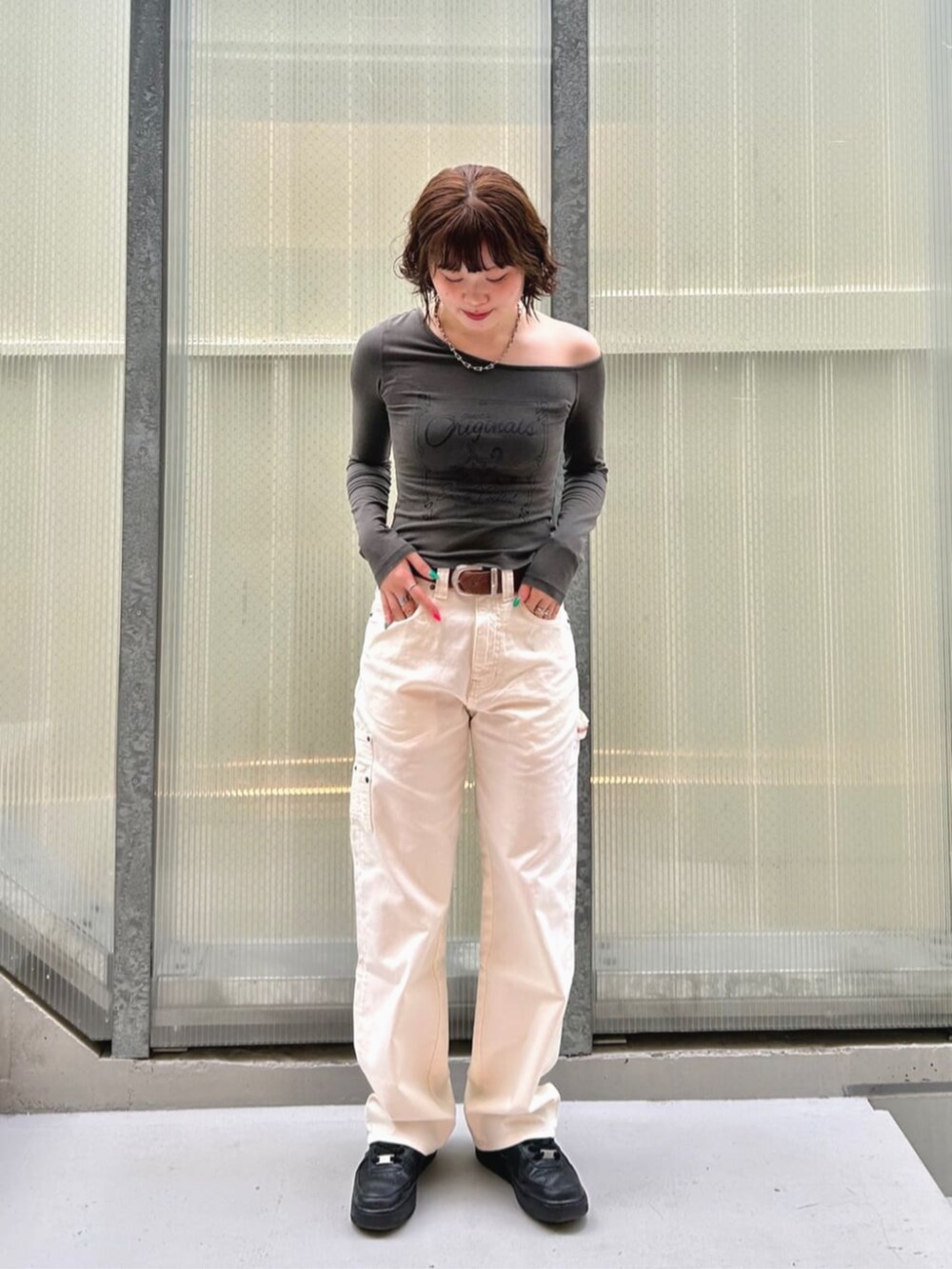 ブラック系のTシャツ/カットソー、ホワイト系のカーゴパンツを着用したレディースの夏コーディネートの4枚目の写真