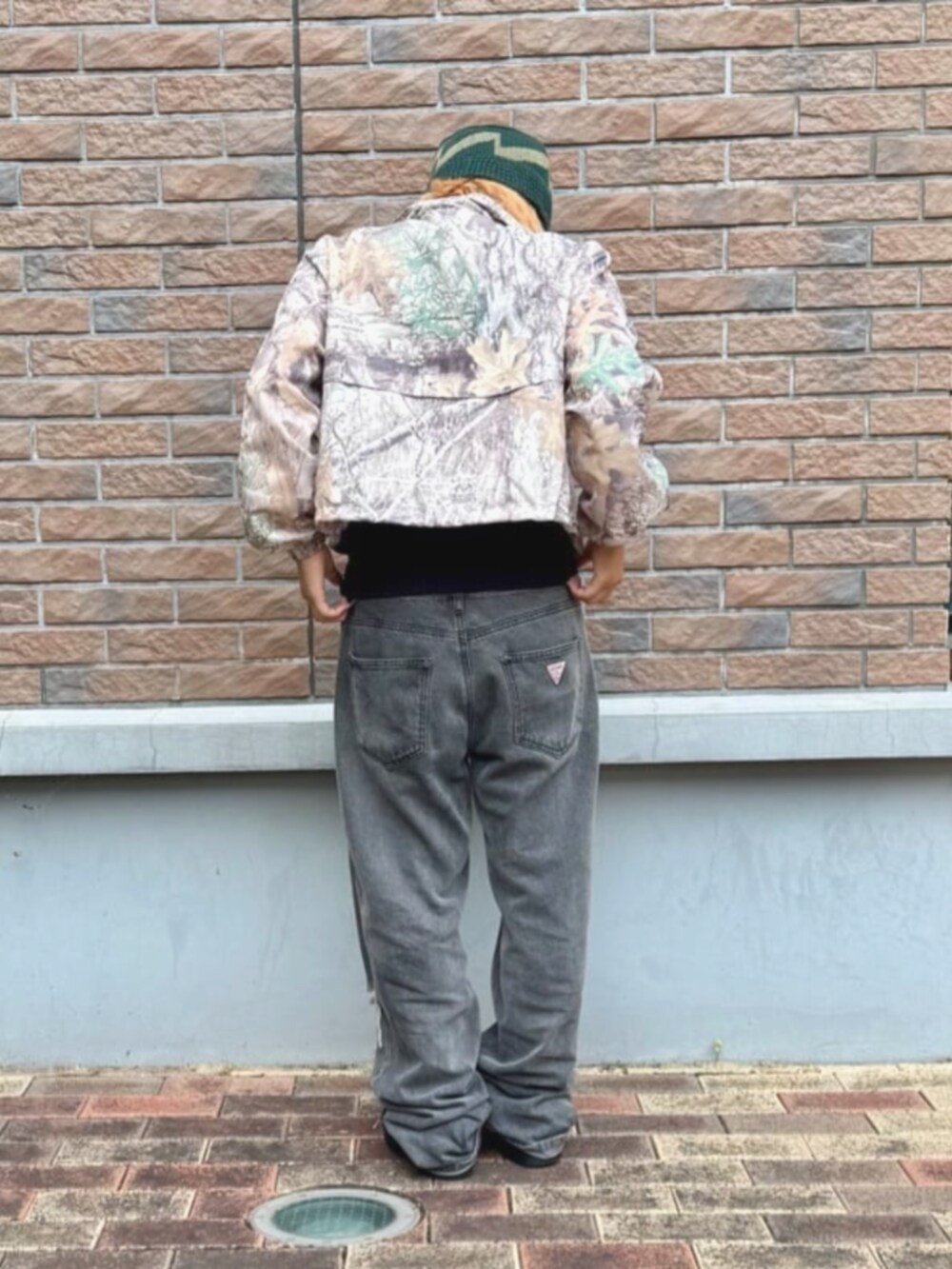 その他のその他アウター、ブラック系のタンクトップを着用したレディースの秋コーディネートの2枚目の写真