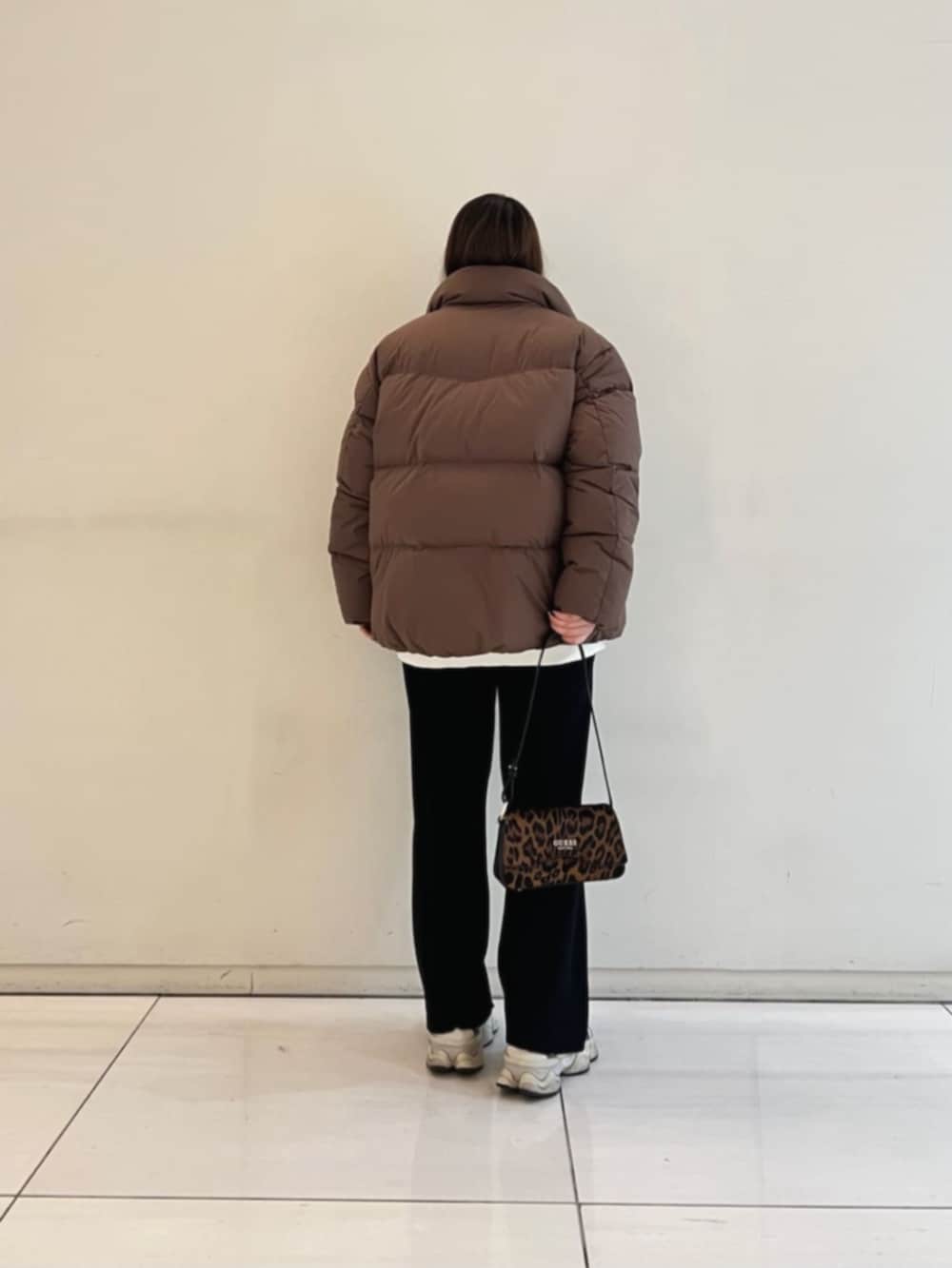 ブラウン系のダウンジャケット/コート、その他のハンドバッグを着用したレディースの冬コーディネートの2枚目の写真
