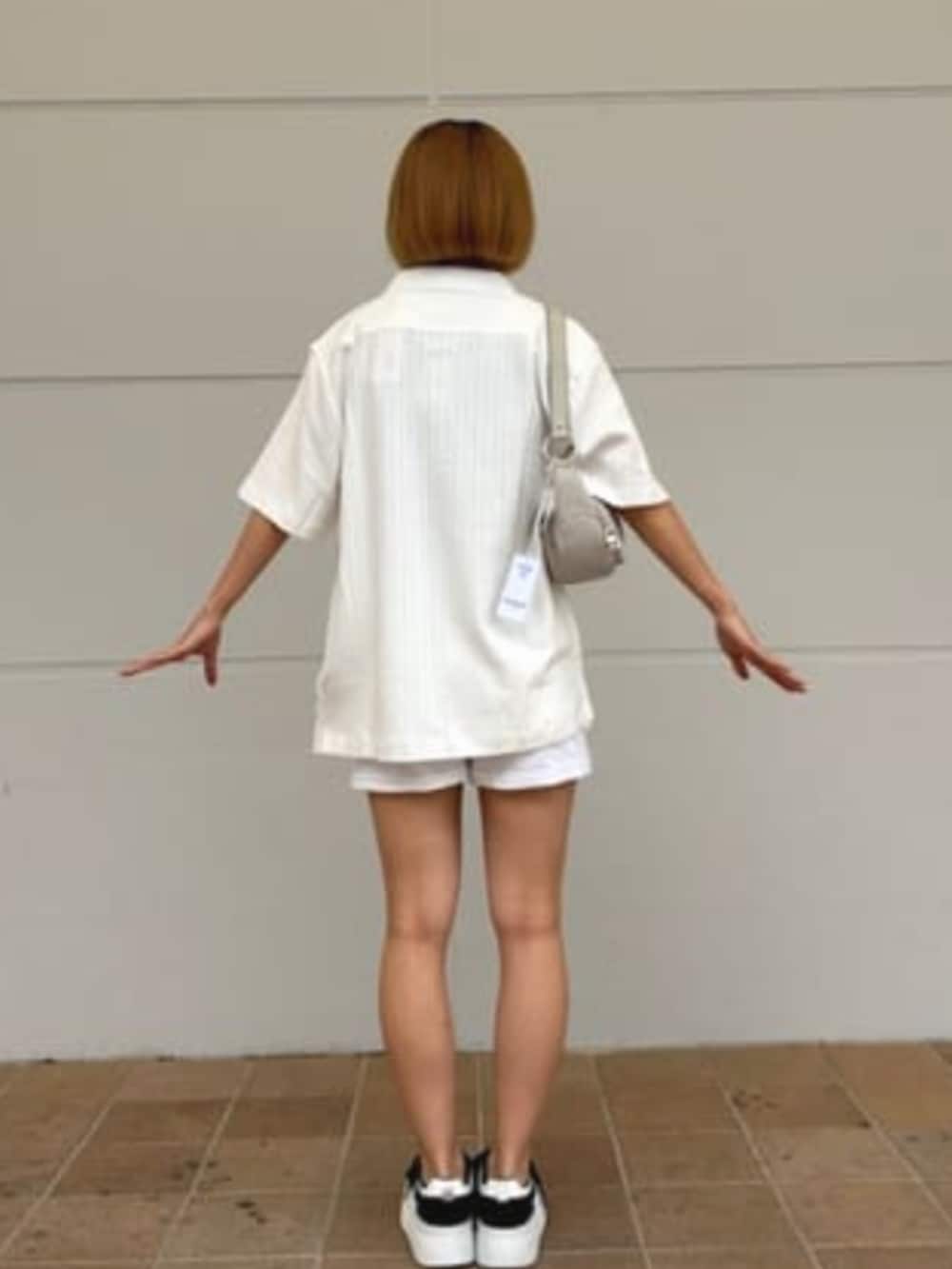 ホワイト系のシャツ/ブラウスを着用したレディースの夏コーディネートの2枚目の写真