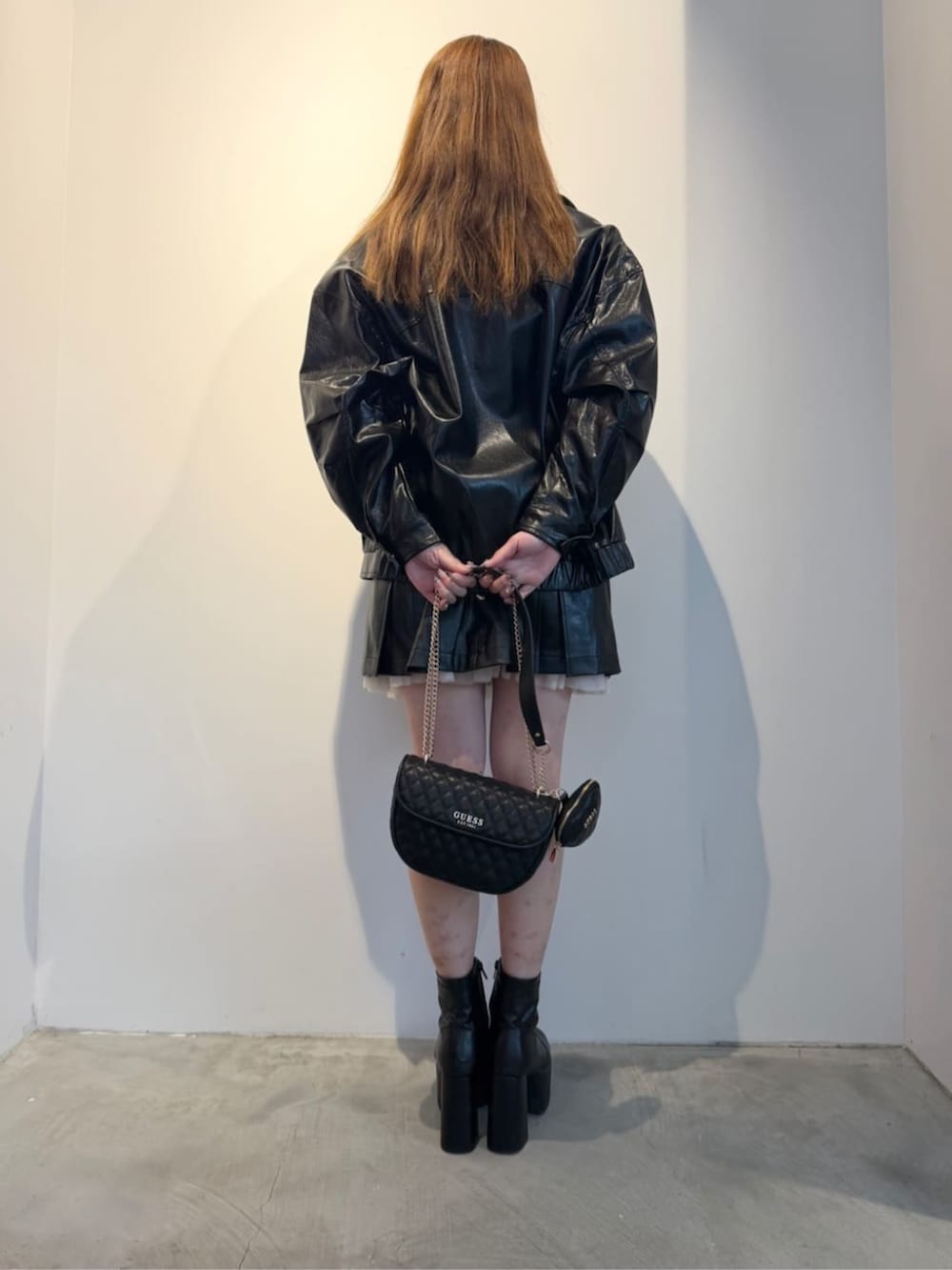 ブラック系のショルダーバッグ、ブラック系のカバーオール、ブラック系のワンピースを着用したレディースの春コーディネートの2枚目の写真