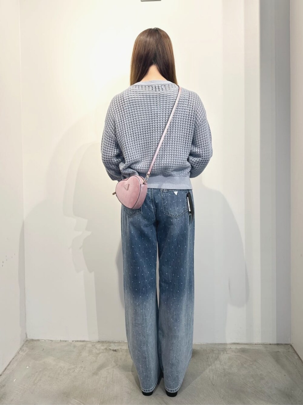 ピンク系のショルダーバッグ、ブルー系のカーディガン/ボレロ、ブルー系のデニムパンツを着用したメンズの夏コーディネートの2枚目の写真