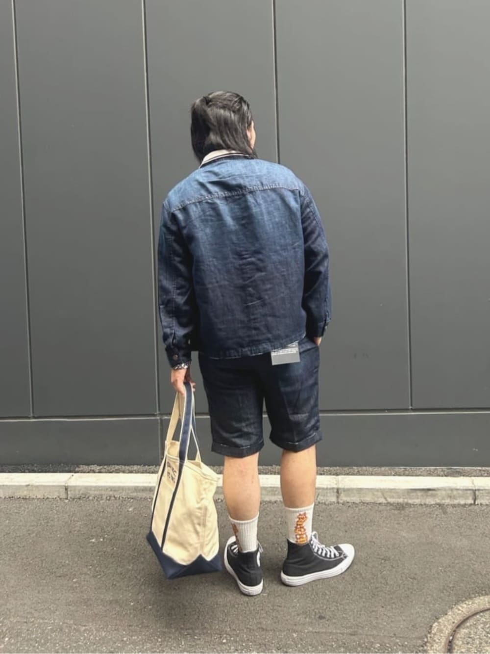 ブルー系のポロシャツ、ブルー系のシャツ/ブラウス、ブルー系のトートバッグを着用したメンズの秋コーディネートの2枚目の写真