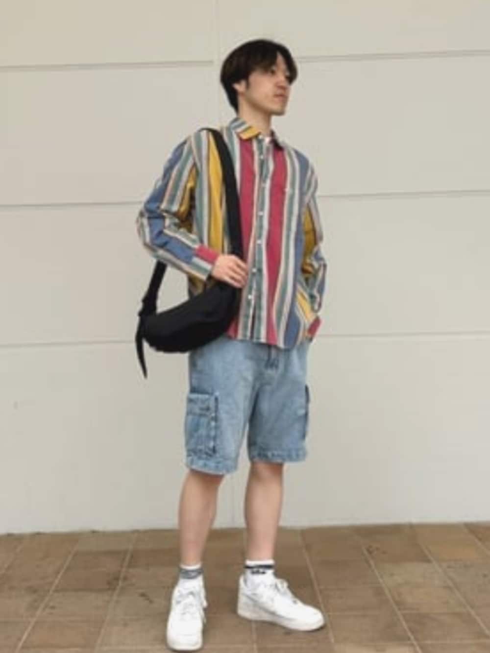 「GUESS、guess、夏コーデ、秋コーデ、カジュアル、お出かけコーデ、メンズファッション、シャツスタイル、柄シャツ、ストライプシャツ、デニム」｜「GuessのTod Honeycomb Stitch（スウェット、ホワイト系）」を使った、GUESS JAPANさん（メンズ・178cm）の夏コーディネートの4枚目の写真