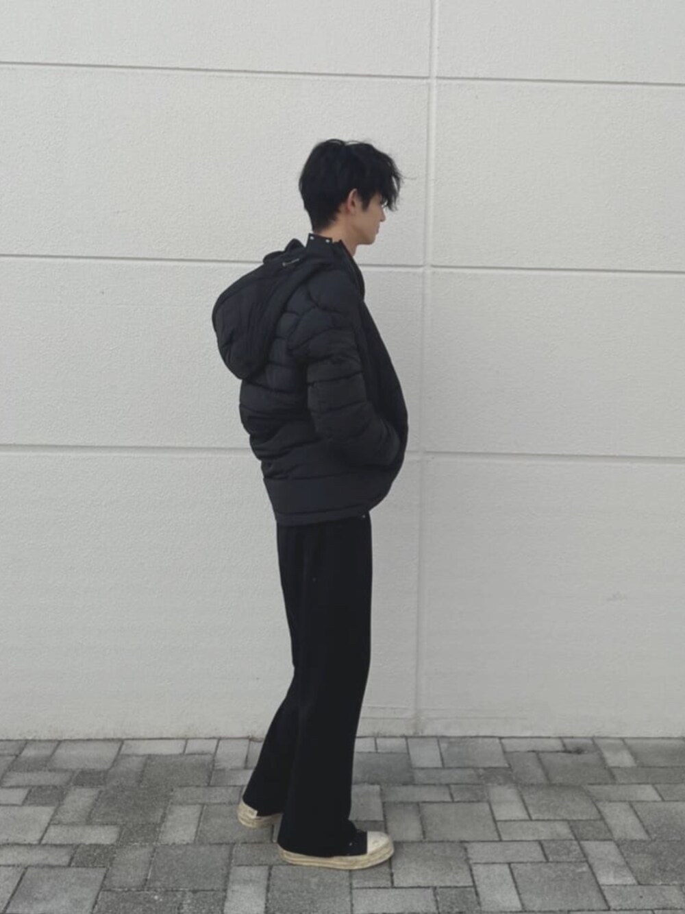 ブラック系のその他アウター、グレー系のスウェットを着用したメンズの秋コーディネートの4枚目の写真