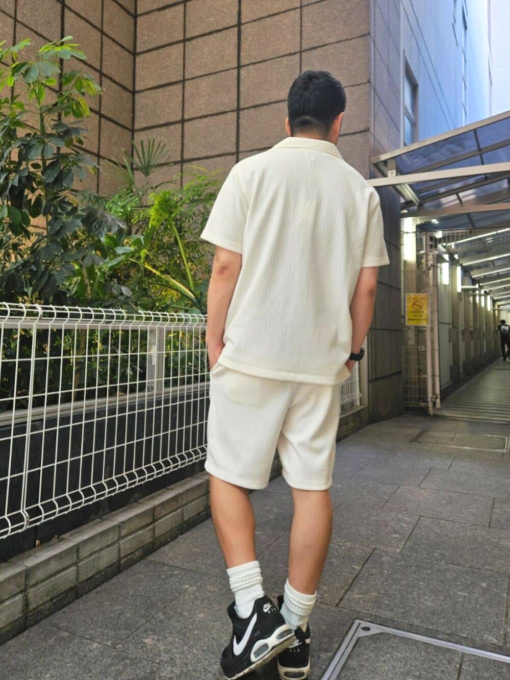 ベージュ系のシャツ/ブラウス、ベージュ系のその他パンツを着用したメンズの夏コーディネートの2枚目の写真