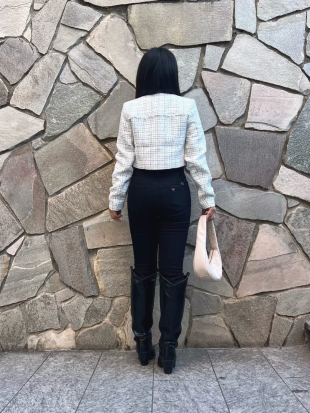 ブラック系のニット/セーター、ホワイト系のショルダーバッグ、ホワイト系のその他アウターを着用したレディースの秋コーディネートの2枚目の写真