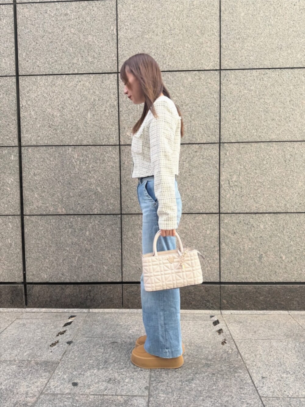 ブルー系のデニムパンツ、ホワイト系のその他アウター、ホワイト系のショルダーバッグを着用したレディースの秋コーディネートの3枚目の写真