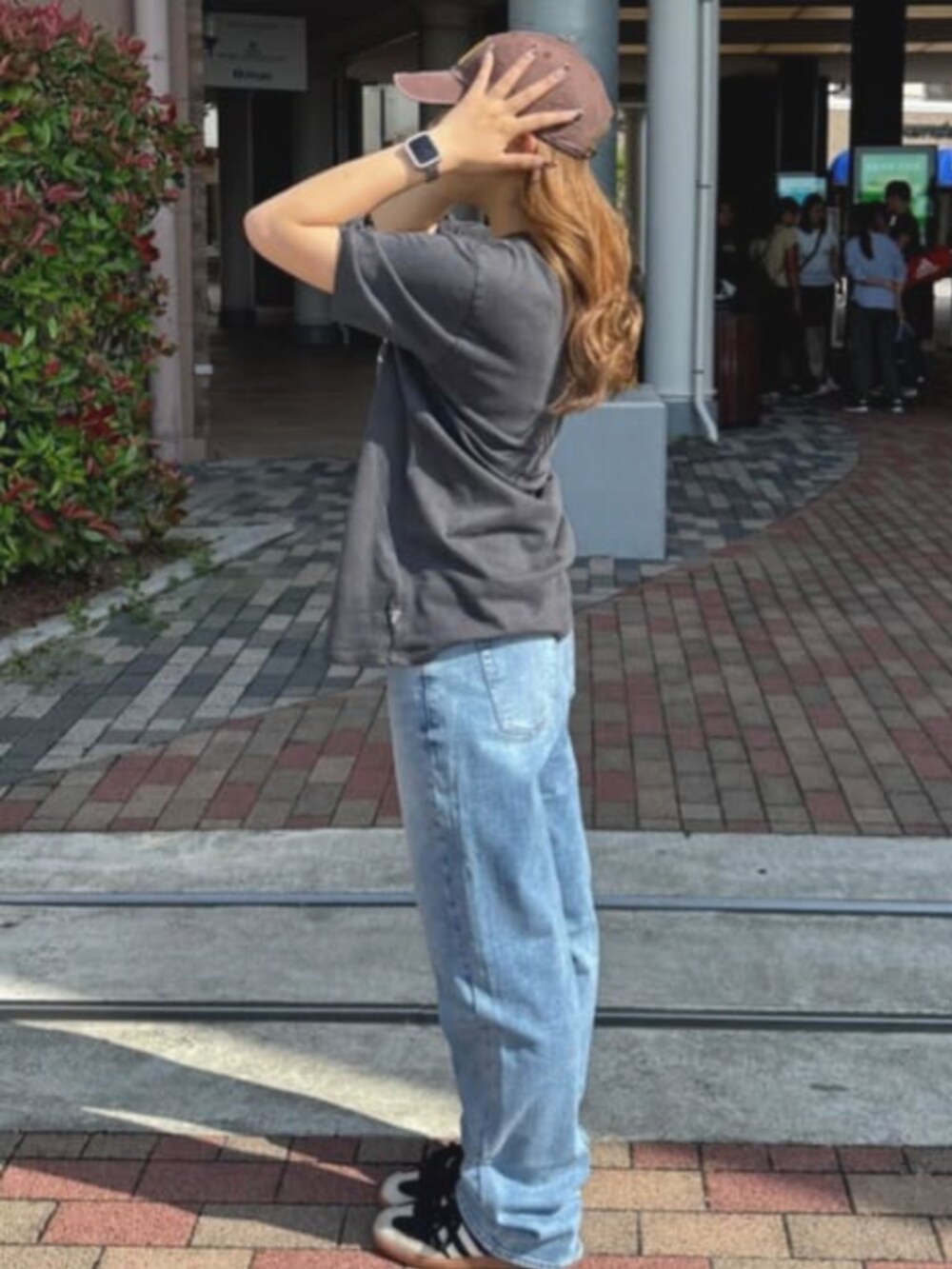 ブルー系のデニムパンツ、グレー系のTシャツ/カットソーを着用したレディースの夏コーディネートの3枚目の写真