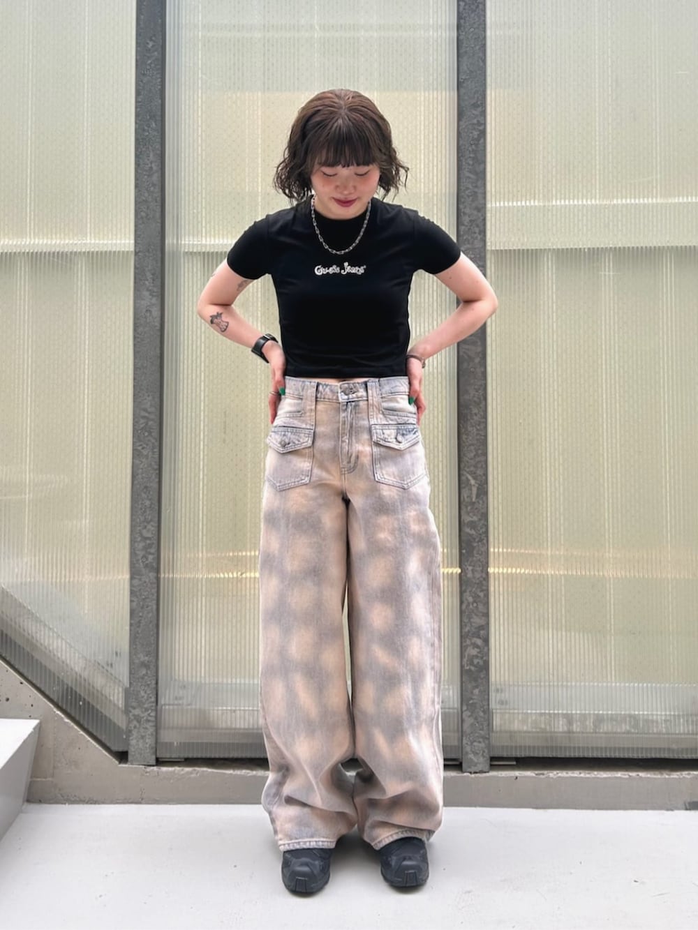 ブラック系のTシャツ/カットソー、ブルー系のデニムパンツを着用したレディースの夏コーディネートの4枚目の写真