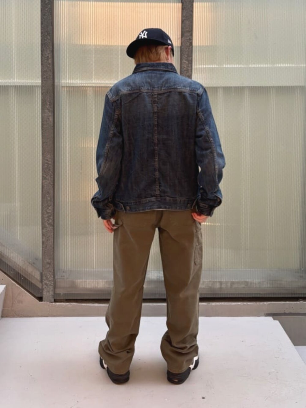 グリーン系のカーゴパンツ、ブルー系のデニムジャケット、その他のボクサーパンツを着用したメンズの秋コーディネートの2枚目の写真