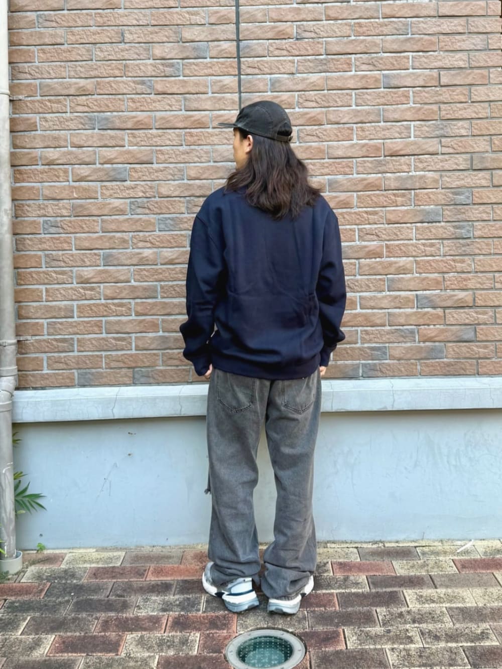 ブルー系のスウェットを着用したメンズの秋コーディネートの2枚目の写真