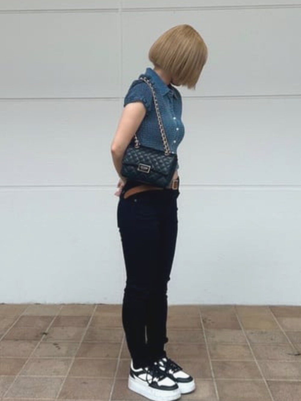 ブルー系のシャツ/ブラウス、ブラック系のショルダーバッグを着用したレディースの夏コーディネートの3枚目の写真