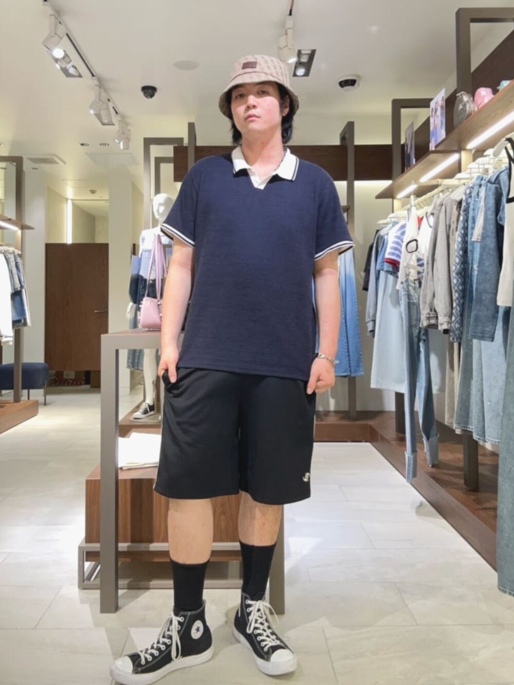 ベージュ系のショルダーバッグ、ブラック系のその他パンツ、ブルー系のポロシャツを着用したメンズの夏コーディネートの4枚目の写真