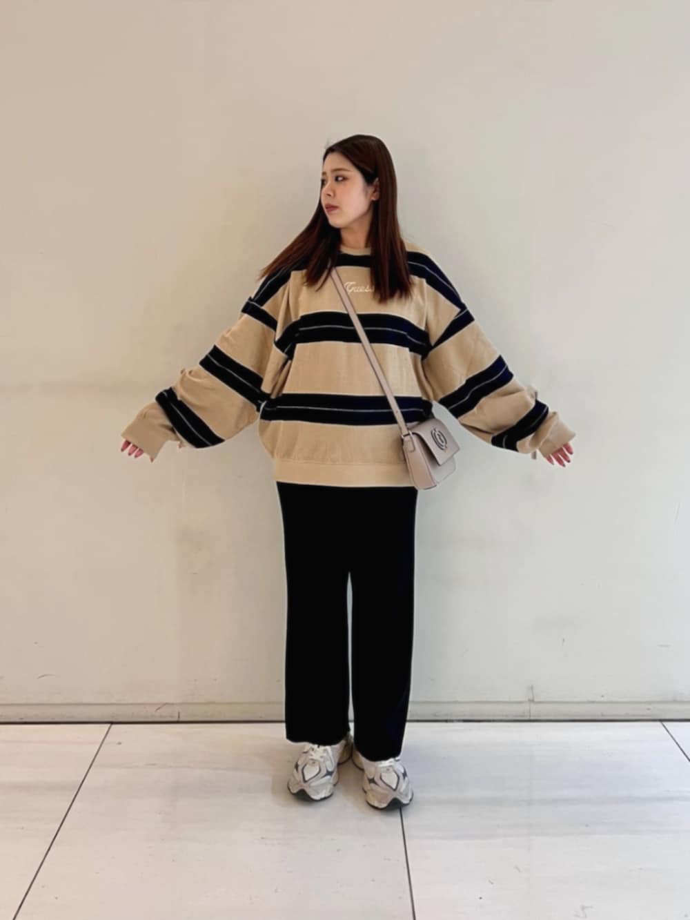 ベージュ系のショルダーバッグ、その他のニット/セーターを着用したレディースの冬コーディネートの4枚目の写真