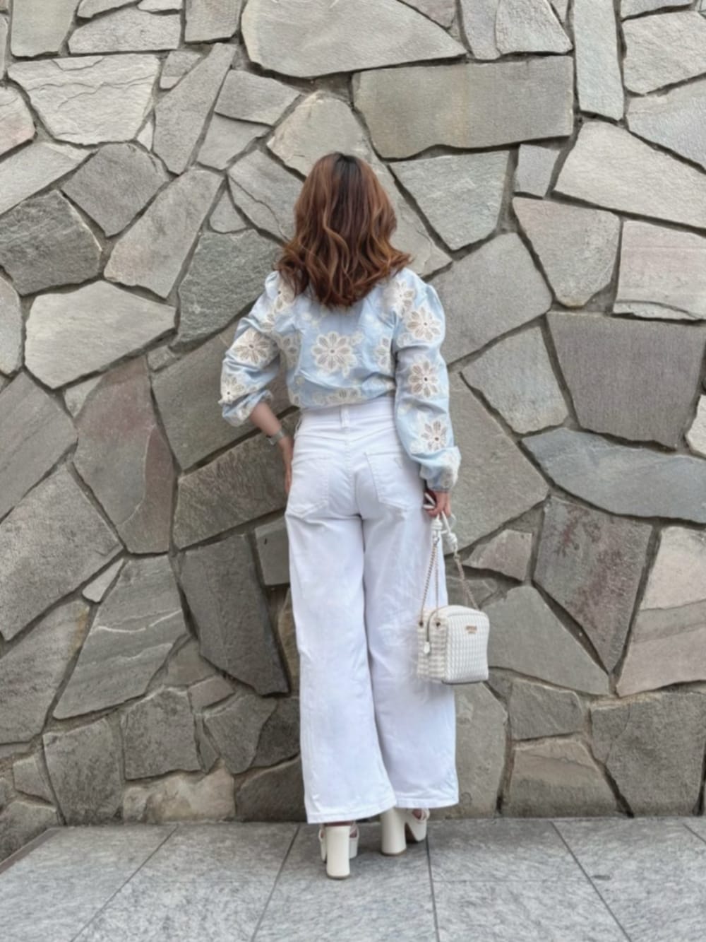 ホワイト系のデニムパンツ、ブルー系のシャツ/ブラウス、ホワイト系のショルダーバッグを着用したレディースの秋コーディネートの2枚目の写真