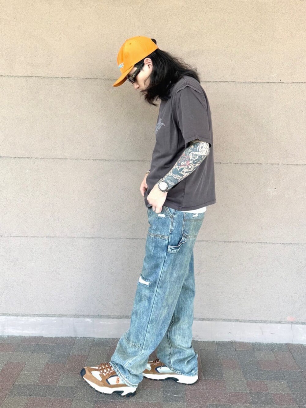 ブラウン系のTシャツ/カットソー、ブルー系のデニムパンツを着用したメンズの夏コーディネートの3枚目の写真