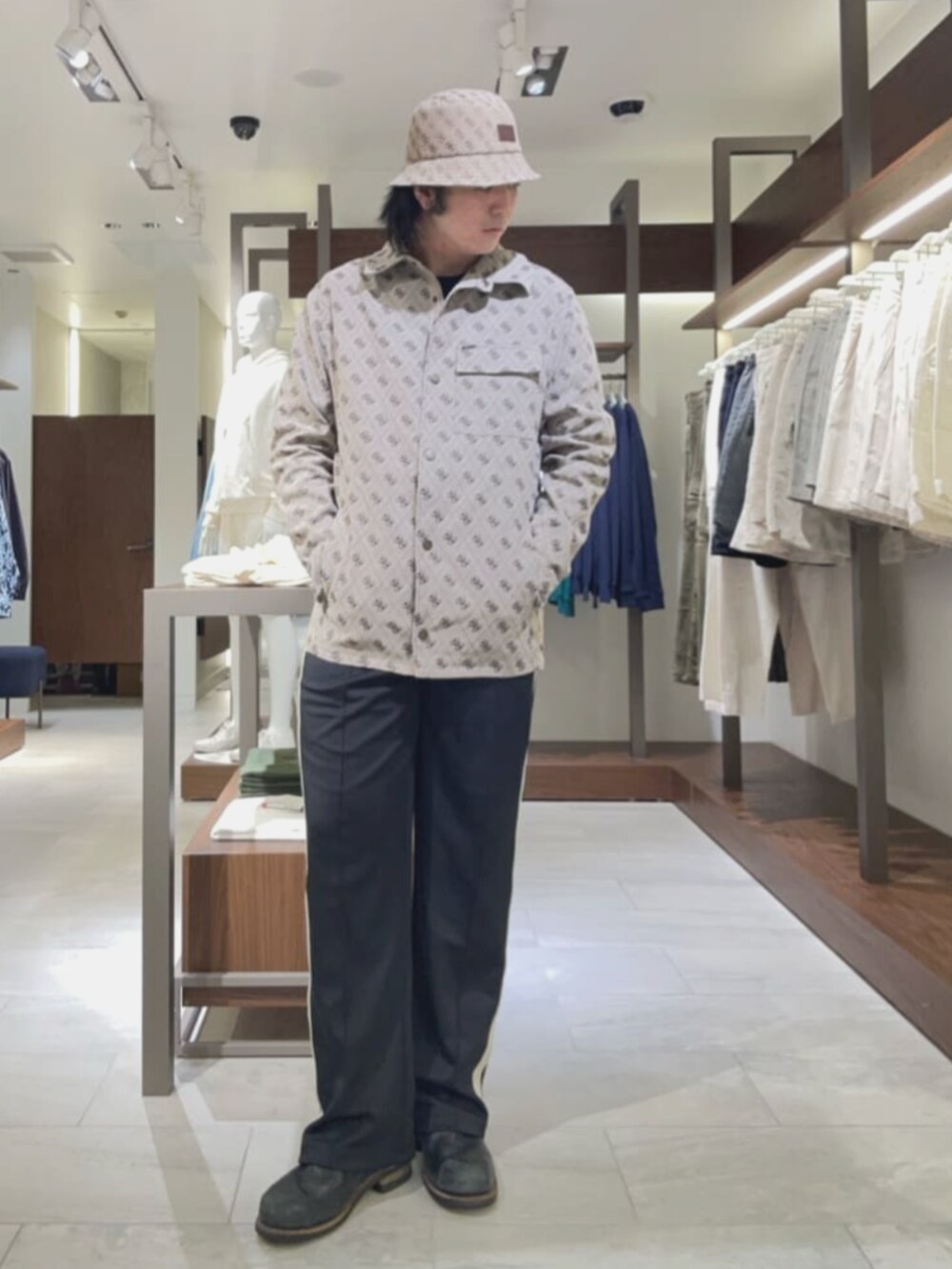 ベージュ系のシャツ/ブラウス、ブラック系のスウェットパンツ、ベージュ系のハットを着用したメンズの夏コーディネートの4枚目の写真