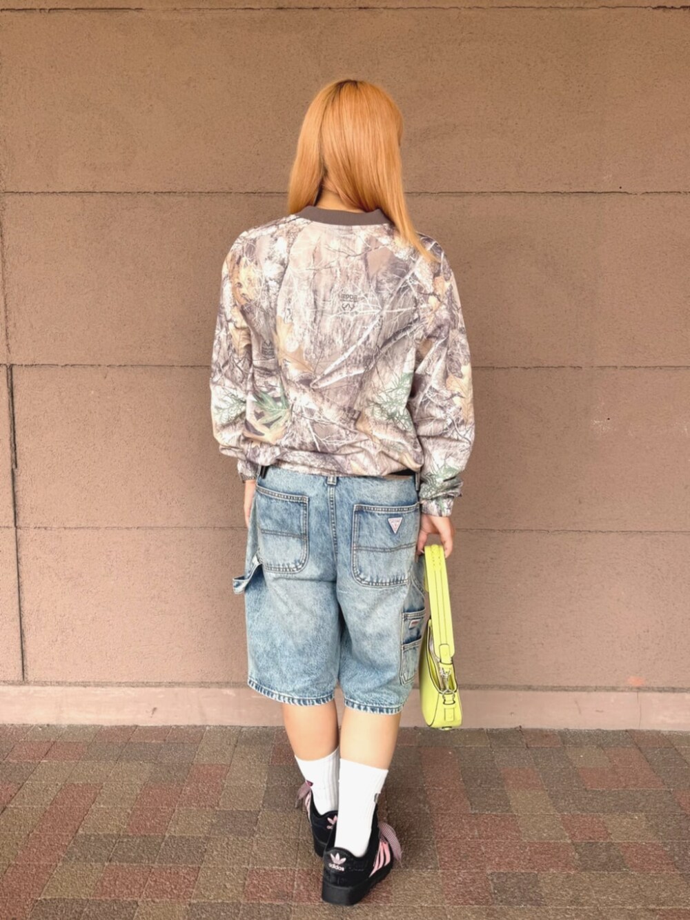 イエロー系のショルダーバッグ、その他のその他トップスを着用したレディースの夏コーディネートの3枚目の写真