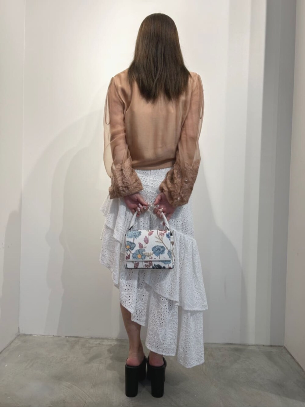 ホワイト系のショルダーバッグ、ホワイト系のワンピース、オレンジ系のシャツ/ブラウスを着用したレディースの秋コーディネートの2枚目の写真