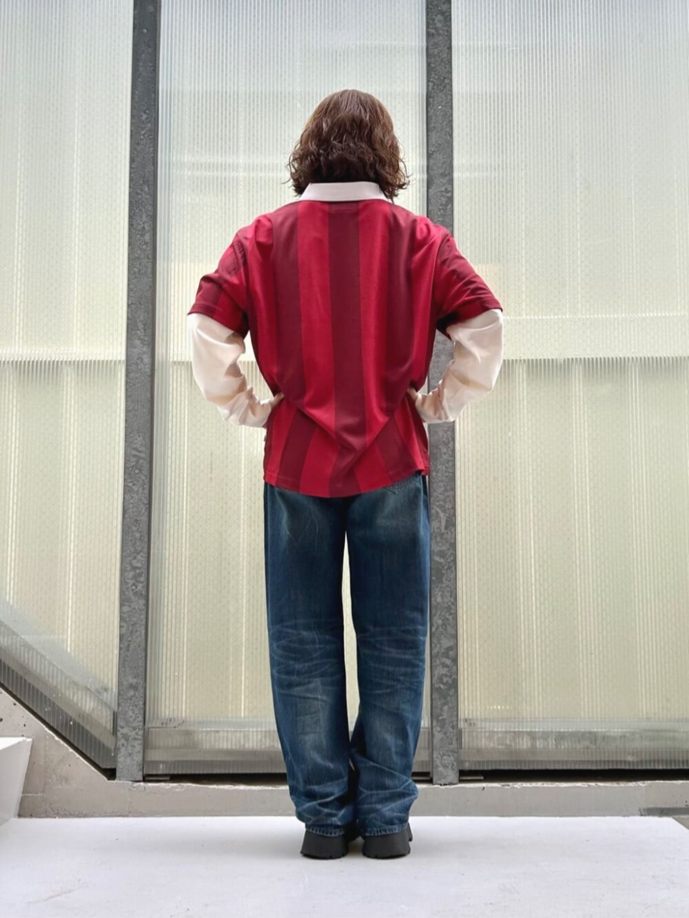 ブルー系のデニムパンツ、ホワイト系のTシャツ/カットソーを着用したレディースの秋コーディネートの2枚目の写真