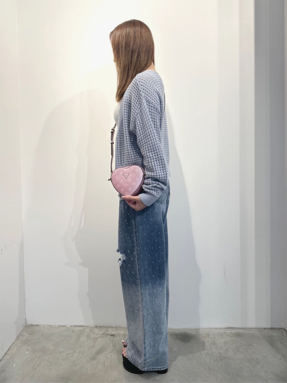 ピンク系のショルダーバッグ、ブルー系のカーディガン/ボレロ、ブルー系のデニムパンツを着用したメンズの夏コーディネートの3枚目の写真