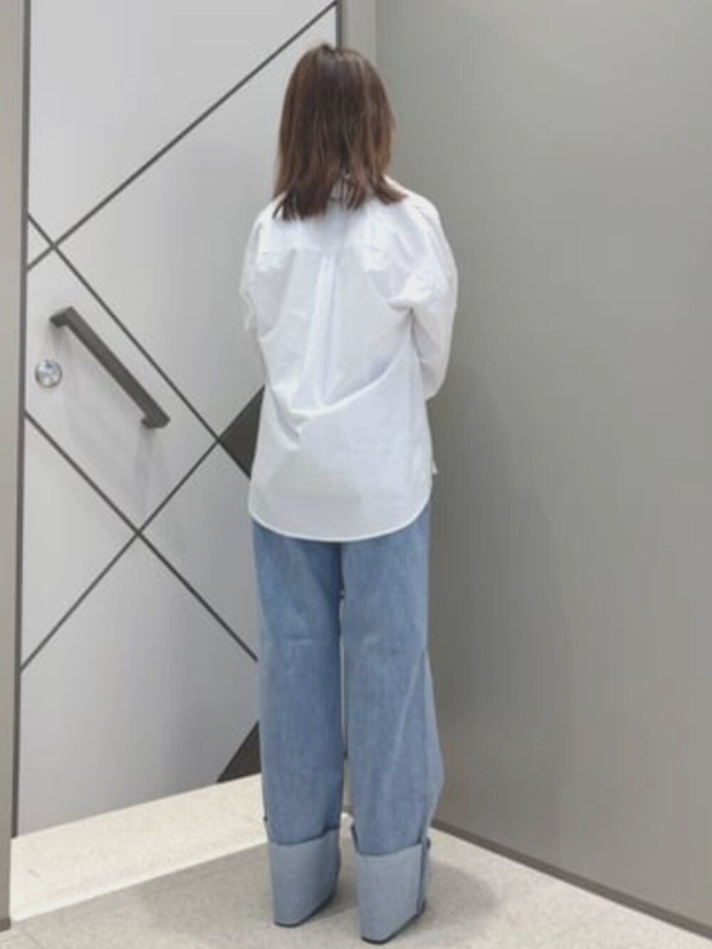 ブルー系のデニムパンツ、ホワイト系のタンクトップ、ホワイト系のシャツ/ブラウスを着用したレディースの夏コーディネートの2枚目の写真