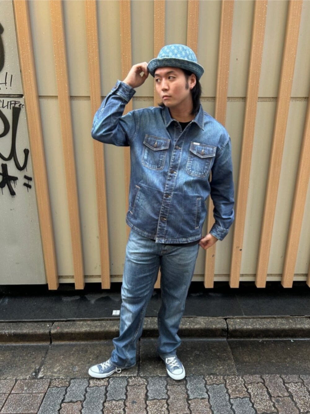ブルー系のデニムパンツ、ブルー系のデニムジャケット、ブルー系のハットを着用したメンズの秋コーディネートの6枚目の写真