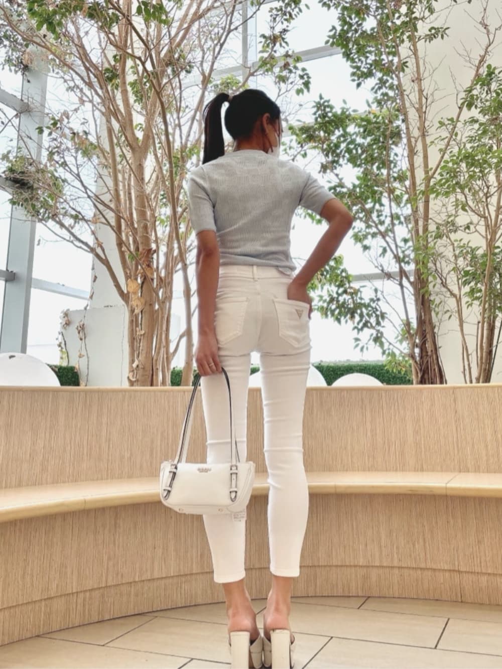 ブルー系のニット/セーターを着用したレディースの夏コーディネートの2枚目の写真