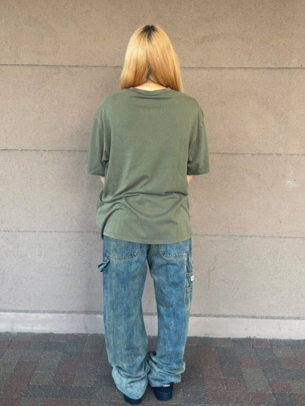 グリーン系のTシャツ/カットソー、ブルー系のデニムパンツを着用したレディースの秋コーディネートの2枚目の写真