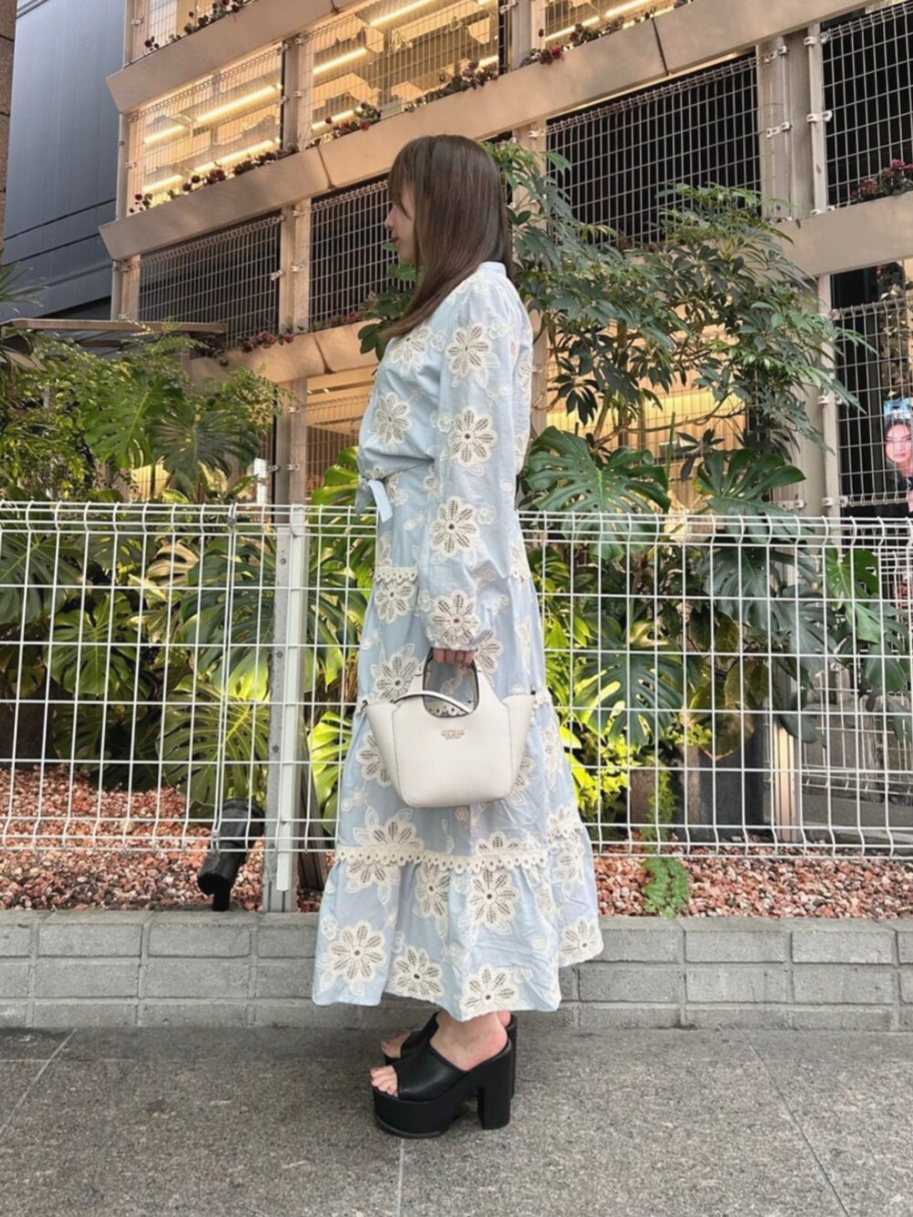ホワイト系のショルダーバッグ、ブルー系のワンピース、ブルー系のシャツ/ブラウスを着用したレディースの秋コーディネートの3枚目の写真