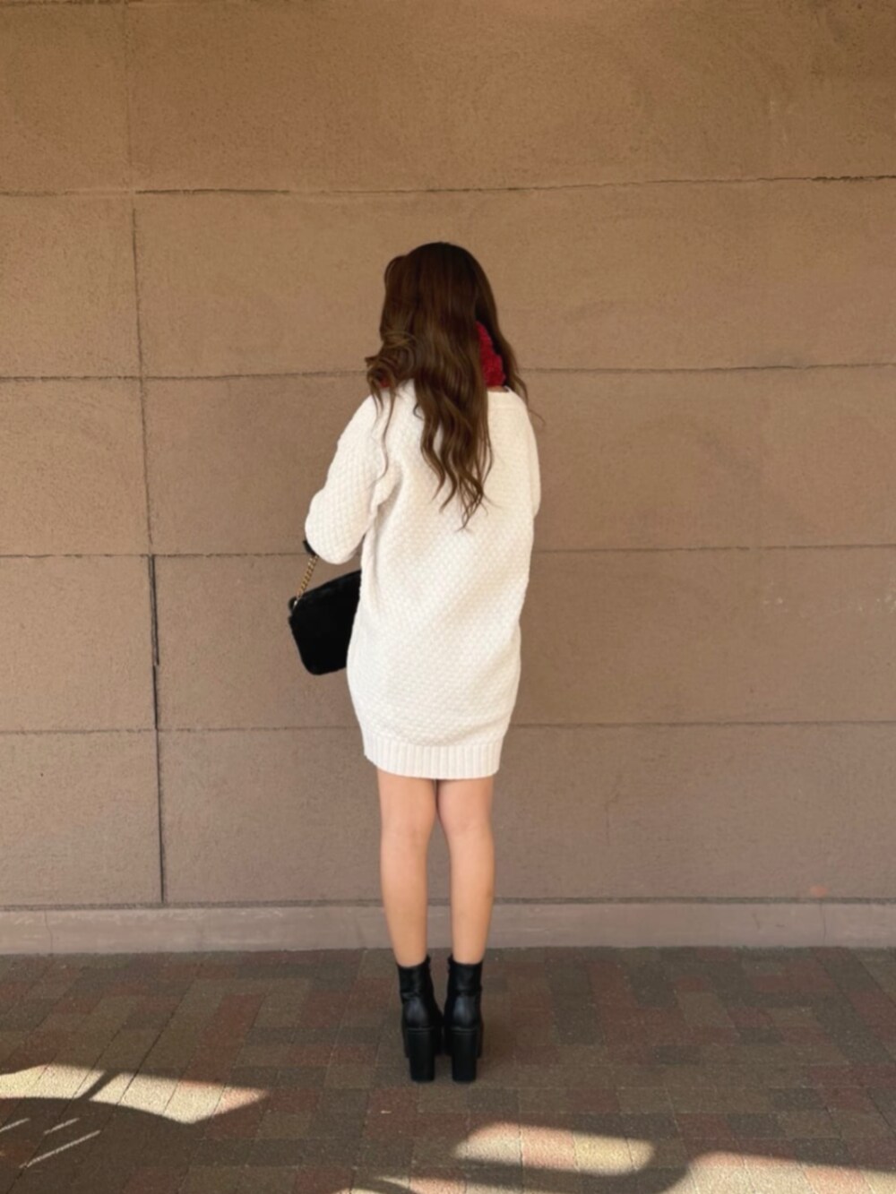 ホワイト系のニット/セーターを着用したレディースの冬コーディネートの2枚目の写真