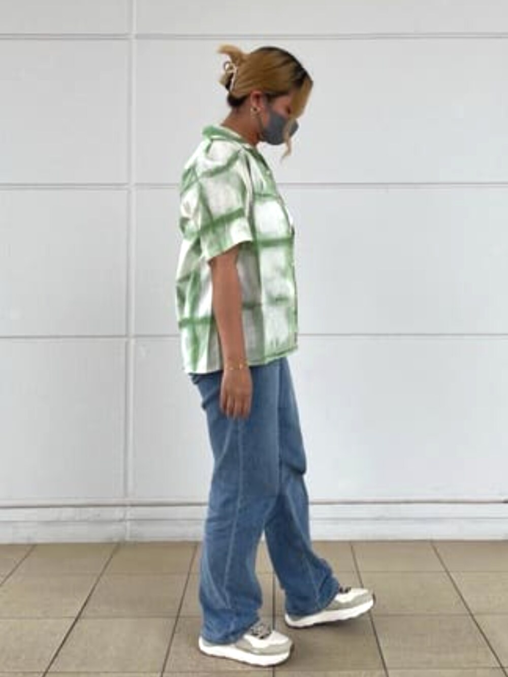 ブルー系のデニムパンツ、グリーン系のシャツ/ブラウス、ゴールド系のネックレスを着用したレディースの夏コーディネートの3枚目の写真