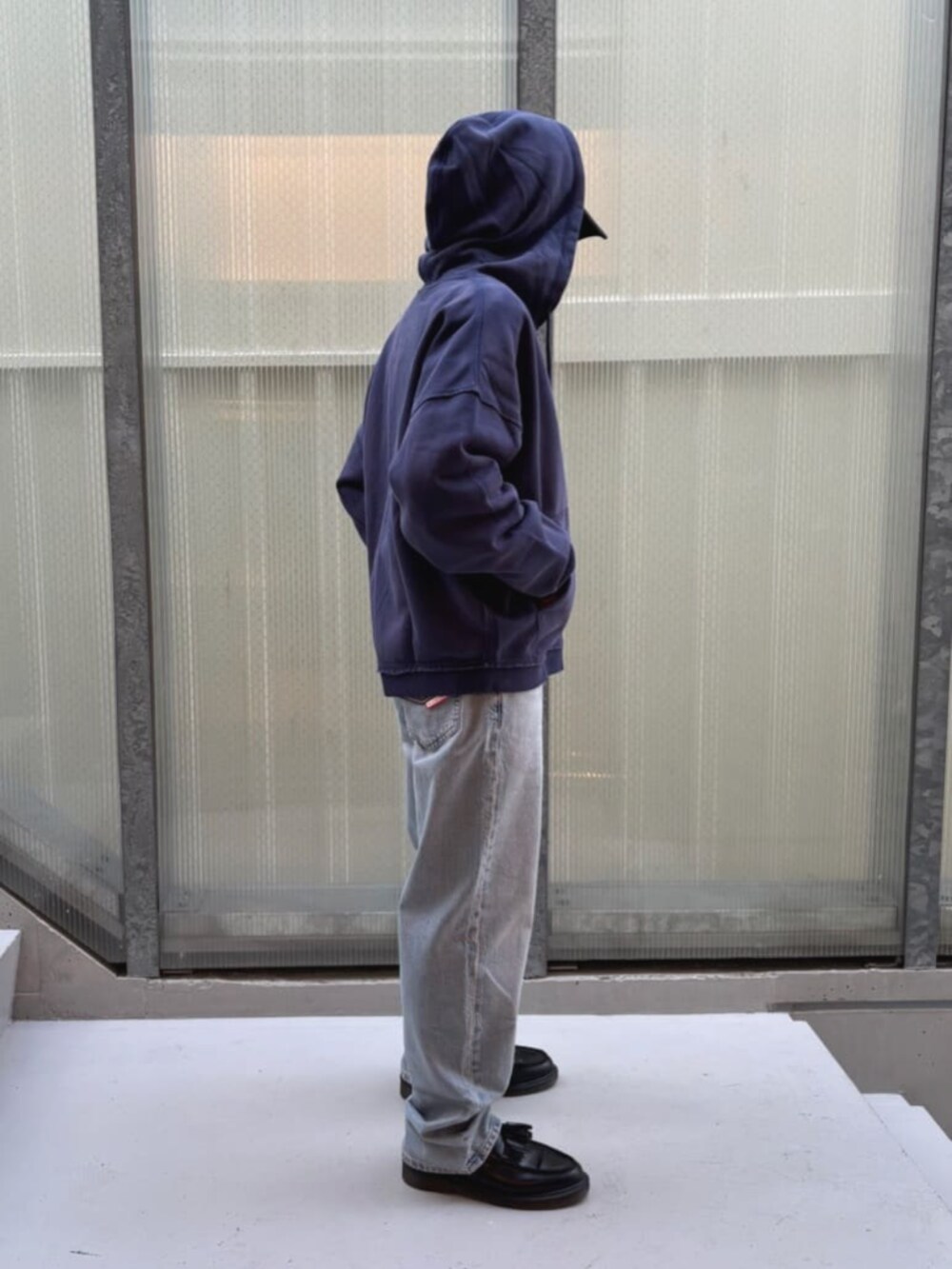 ホワイト系のシャツ/ブラウス、ブルー系のデニムパンツ、その他のボクサーパンツを着用したメンズの秋コーディネートの3枚目の写真