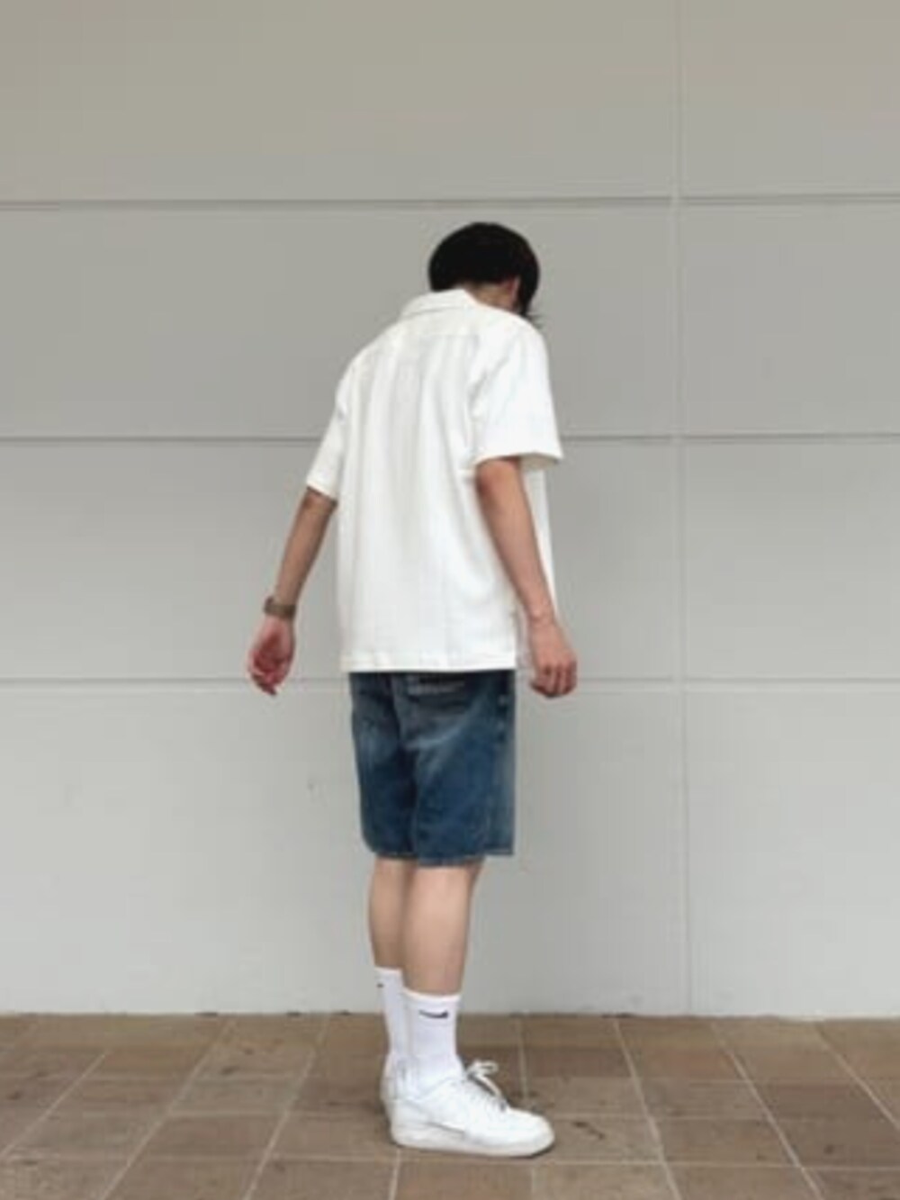 ホワイト系のシャツ/ブラウス、ブルー系のその他パンツを着用したメンズの夏コーディネートの4枚目の写真