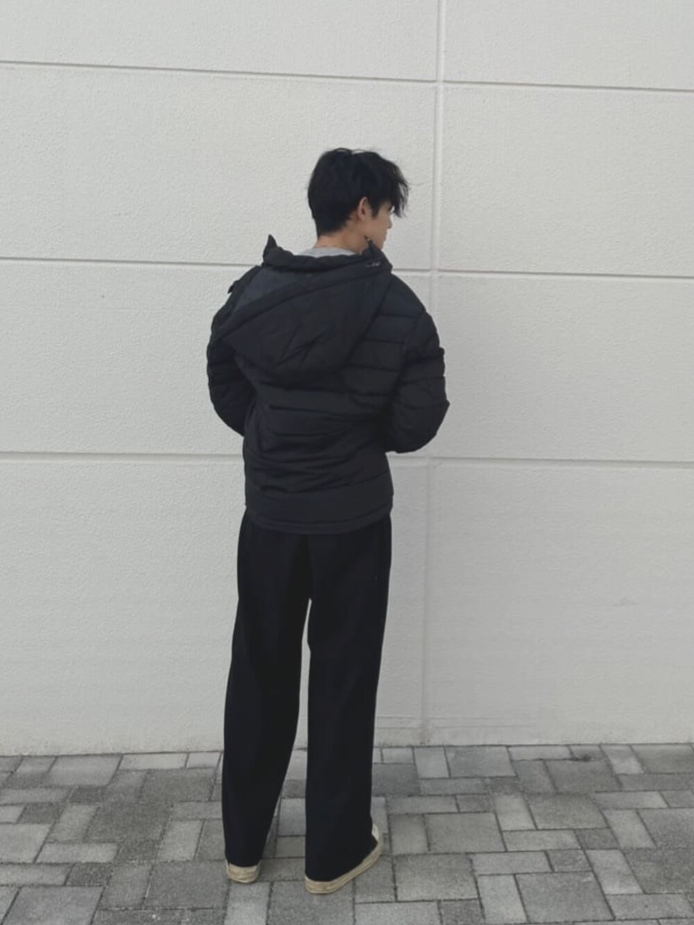 ブラック系のその他アウター、グレー系のスウェットを着用したメンズの秋コーディネートの2枚目の写真