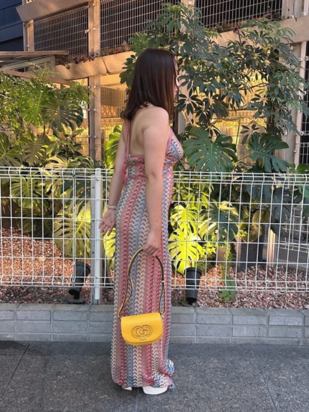 その他のワンピース、オレンジ系のショルダーバッグを着用したレディースの秋コーディネートの3枚目の写真