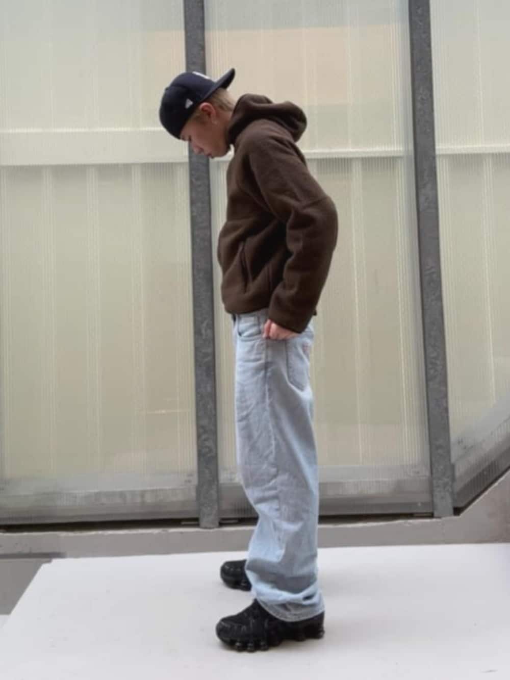 ブルー系のデニムパンツ、ブラウン系のその他アウター、その他のボクサーパンツを着用したメンズの冬コーディネートの3枚目の写真